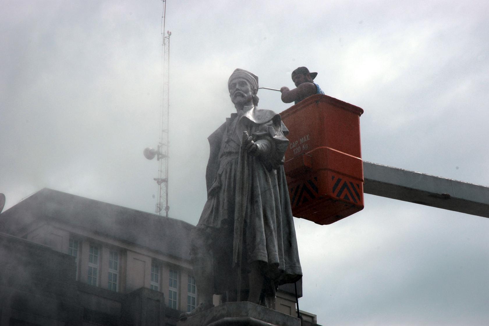 Limpeza no monumento a Braz Cubas Prefeitura de Santos