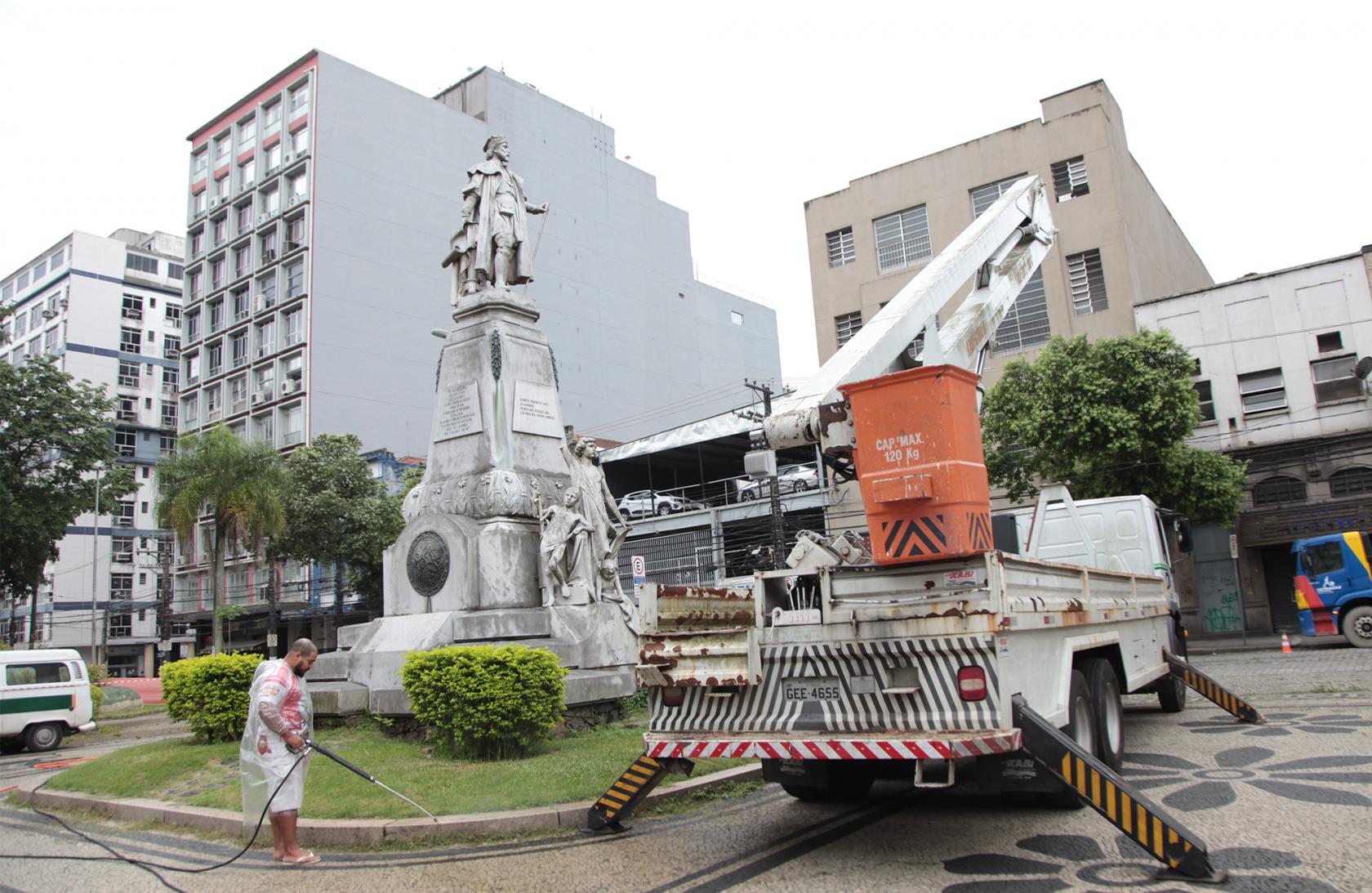 Voluntários limpam monumento a Braz Cubas no Centro de Santos