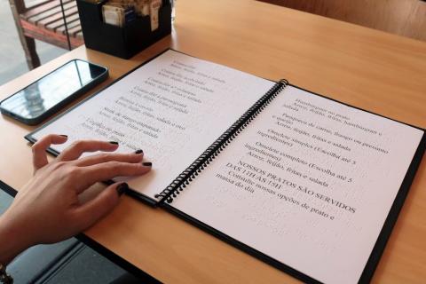 pessoa manipulando cardápio #paratodosverem