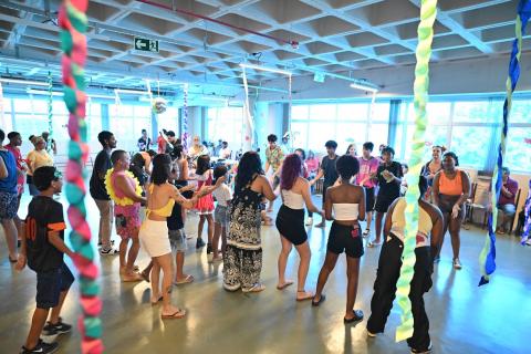 pessoas participando de festa #paratodosverem