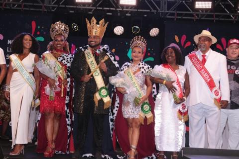 nova corte carnavalesca no palco #paratodosverem