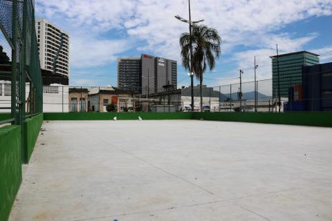 Pessoas jogando basquete em quadra poliesportiva pública na orla 1