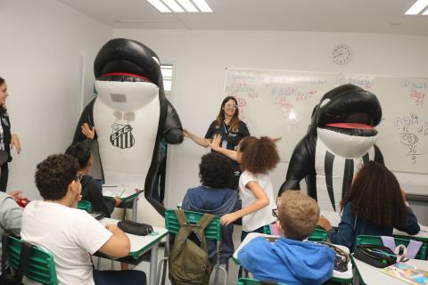 Alunos de escola municipal se empolgam com visita das mascotes do