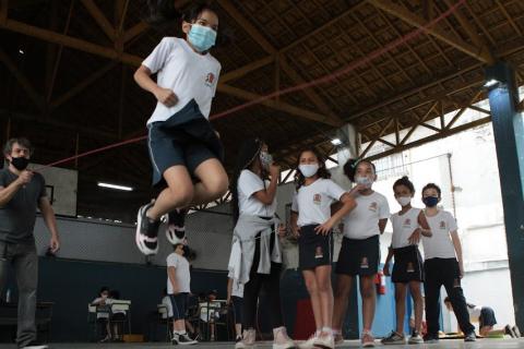 Aos nove anos, santista Elisa Feng é tricampeã paulista e campeã nacional  de xadrez