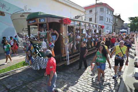 cortejo de foliões junto ao bonde decorado #paratodosverem