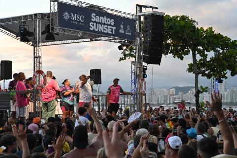 público lotou a avenida da praia #paratodosverem