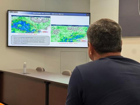 prefeito olha mapa com previsões #paratodosverem