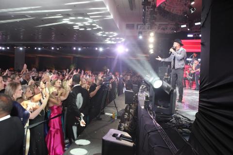 pessoas assistindo ao show de Alexandre Pires #paratodosverem