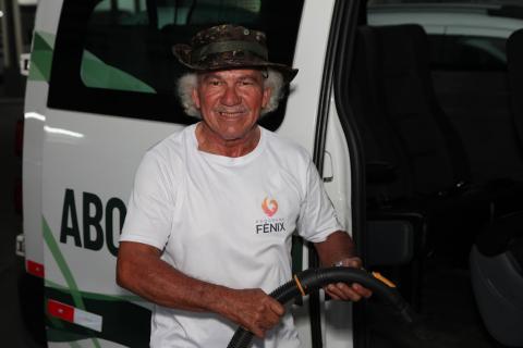 homem posa na frente de veículo #paratodosverem