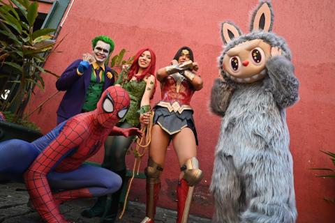 pessoas fantasiadas no festival #paratodosverem