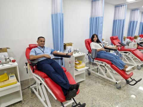Funcionários da Prodesan já compareceram ao hemonúcleo para a doação. Fotos: divulgação duas pessoas doando sangue #paratodosverem