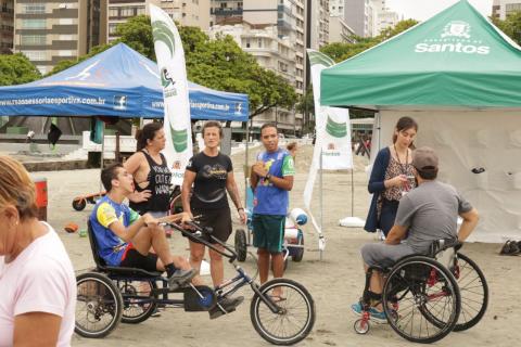 pessoas de cadeira de rodas na frente da tenda do programa #paratodosverem