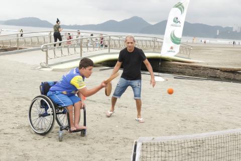 menino joga tênis em cadeira de todas #paratodosverem