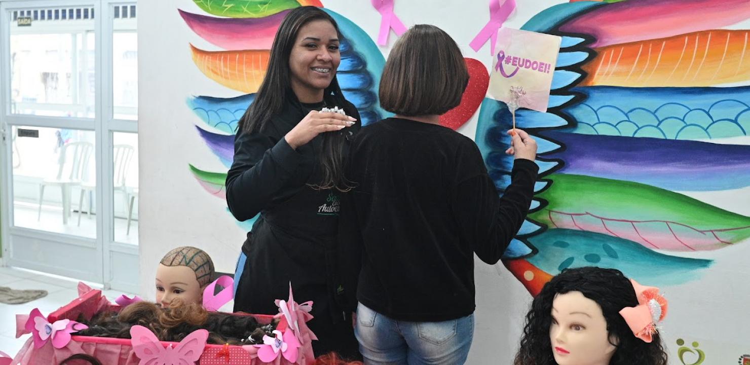 Mechas para perucas: projeto arrecada cabelo e fortalece autoestima em Santos