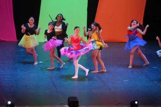 alunos dançando em palco #paratodosverem