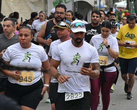 Corredores participam de prova de rua em Santos
