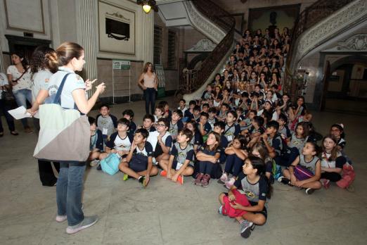 Alunos do Jean Piaget fazem sabatina com prefeito de Santos durante visita  ao Paço Municipal