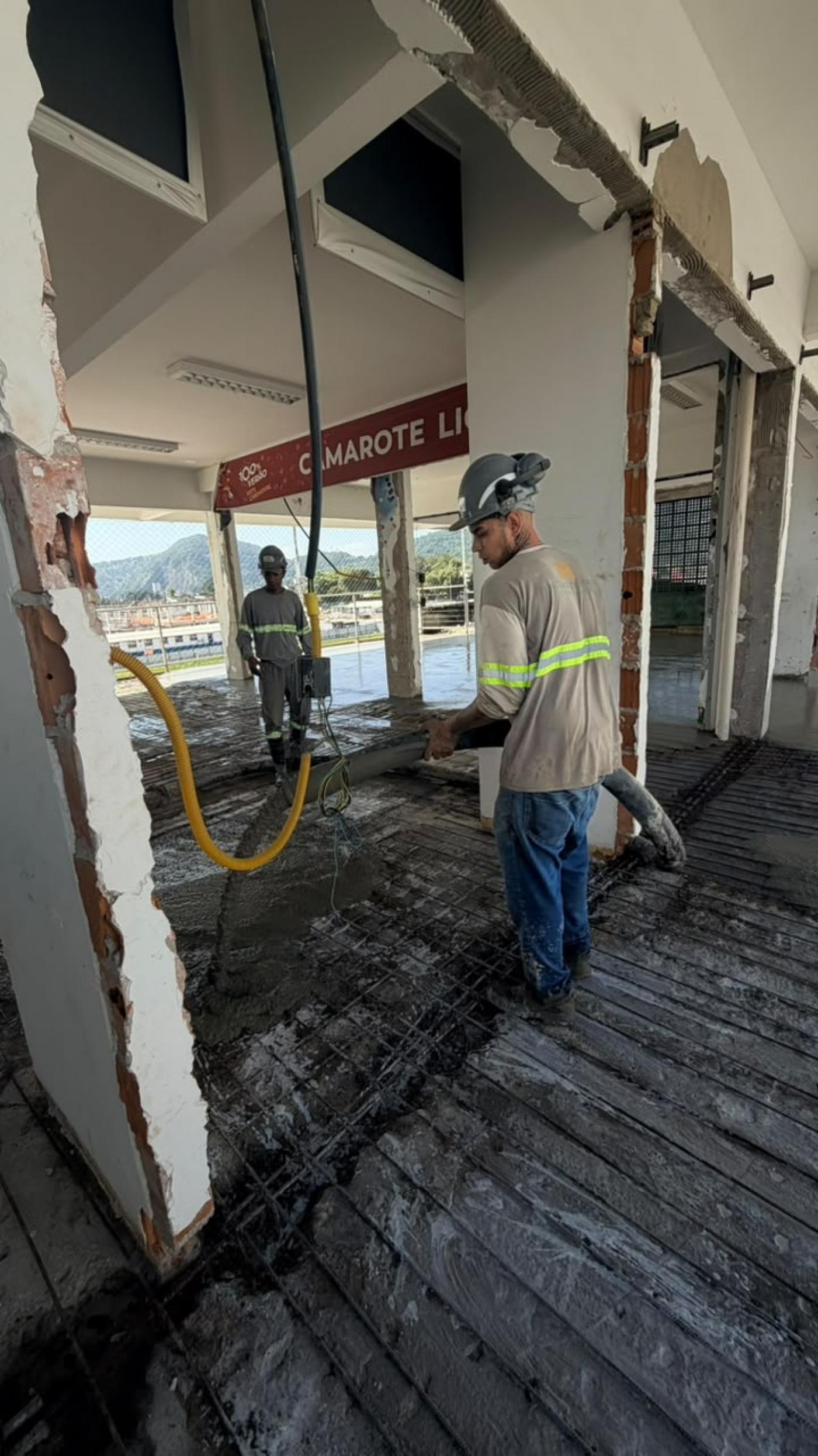 operários atuando na obra #paratodosverem 