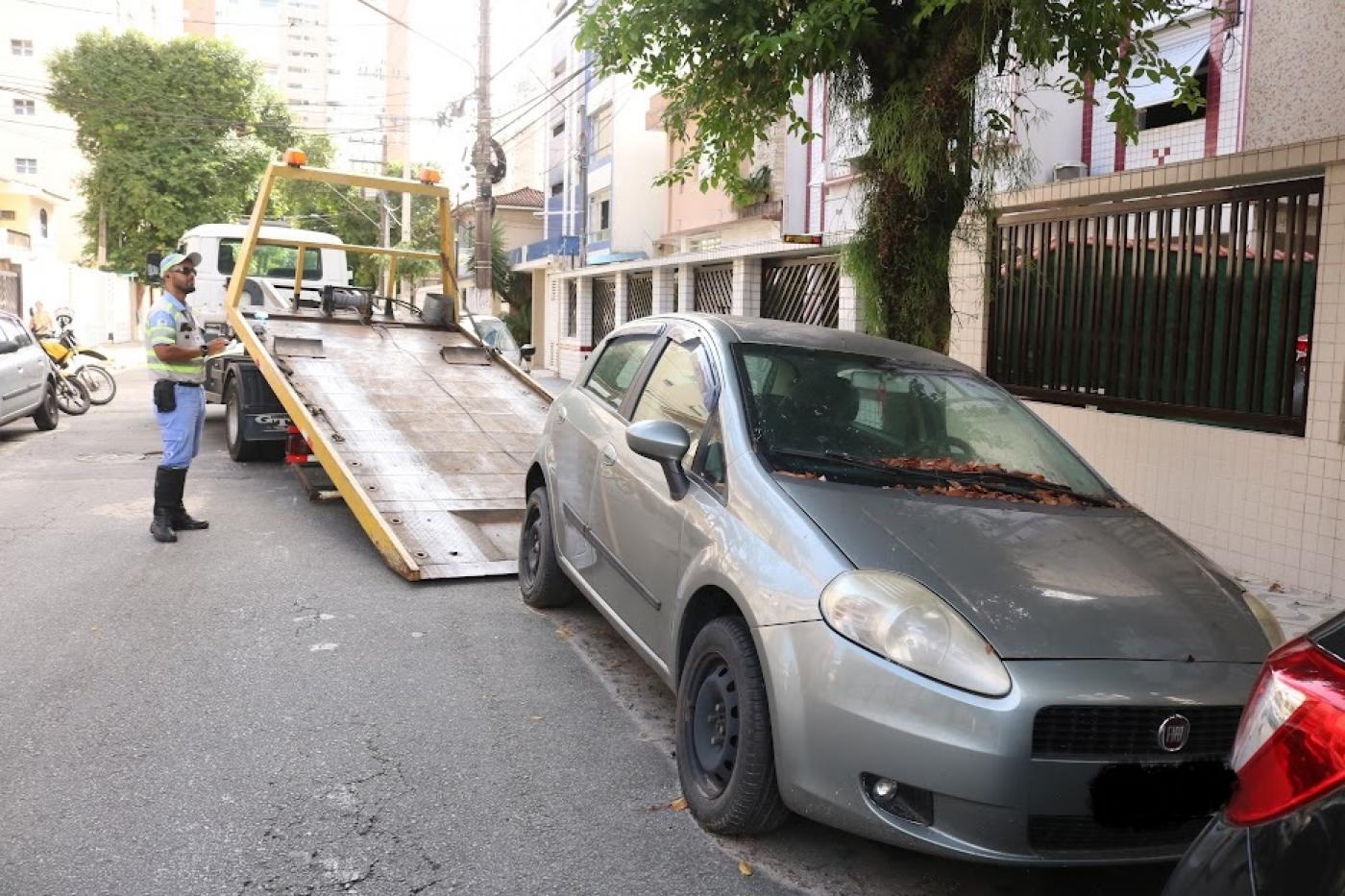 Quanto tempo pode um carro estar estacionado no mesmo local da via pública?