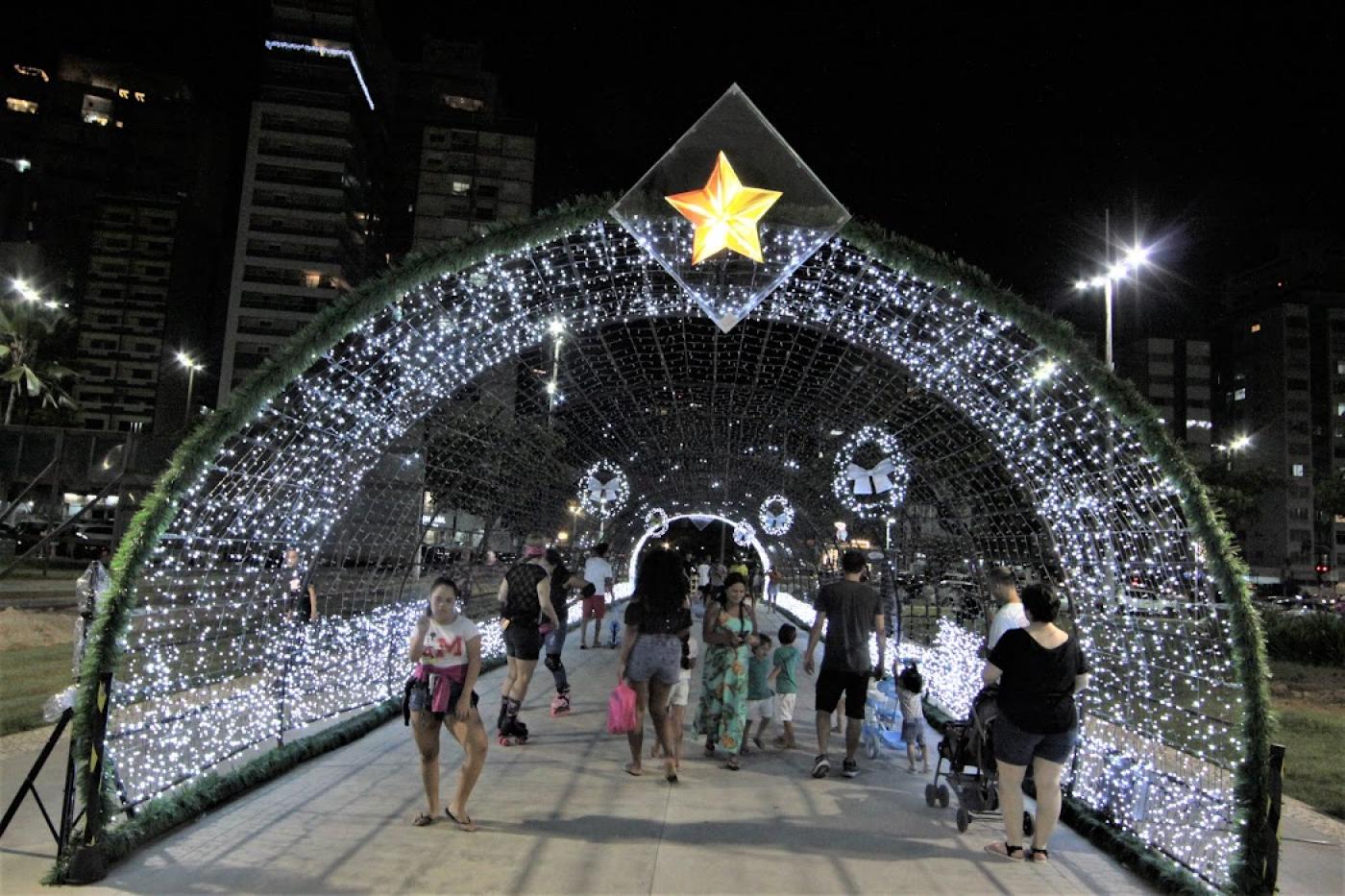 Túnel de luzes com 30 metros é atração de Natal no Novo Quebra-Mar em Santos | Prefeitura de Santos Túnel de luzes com 30 metros é atração de Natal no Novo Quebra-Mar em Santos | Prefeitura de Santos