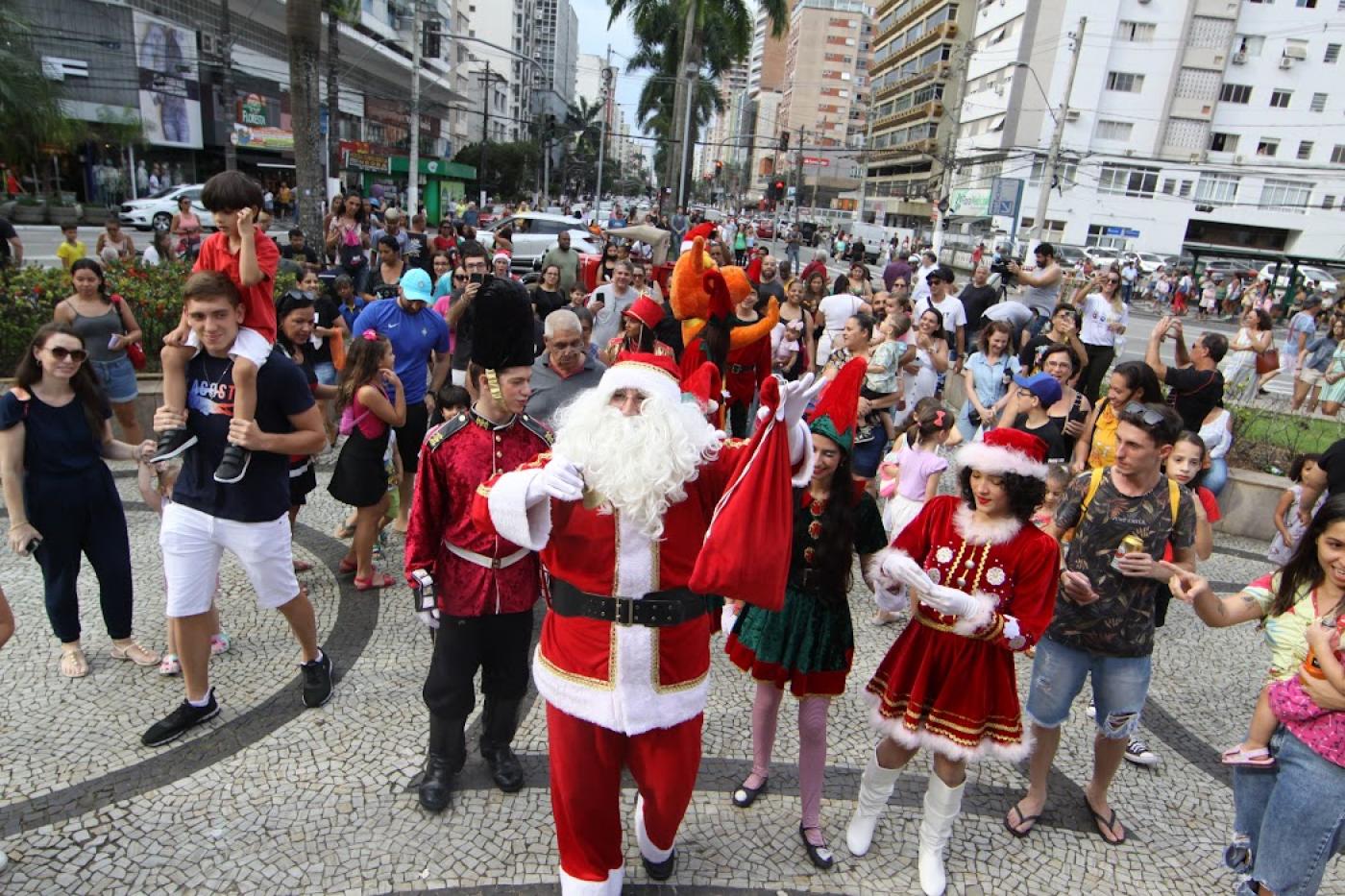 Com estilo, música e dança, Papai Noel chega à Praça da Independência em Santos | Prefeitura de Santos Com estilo, música e dança, Papai Noel chega à Praça da Independência em Santos | Prefeitura de Santos
