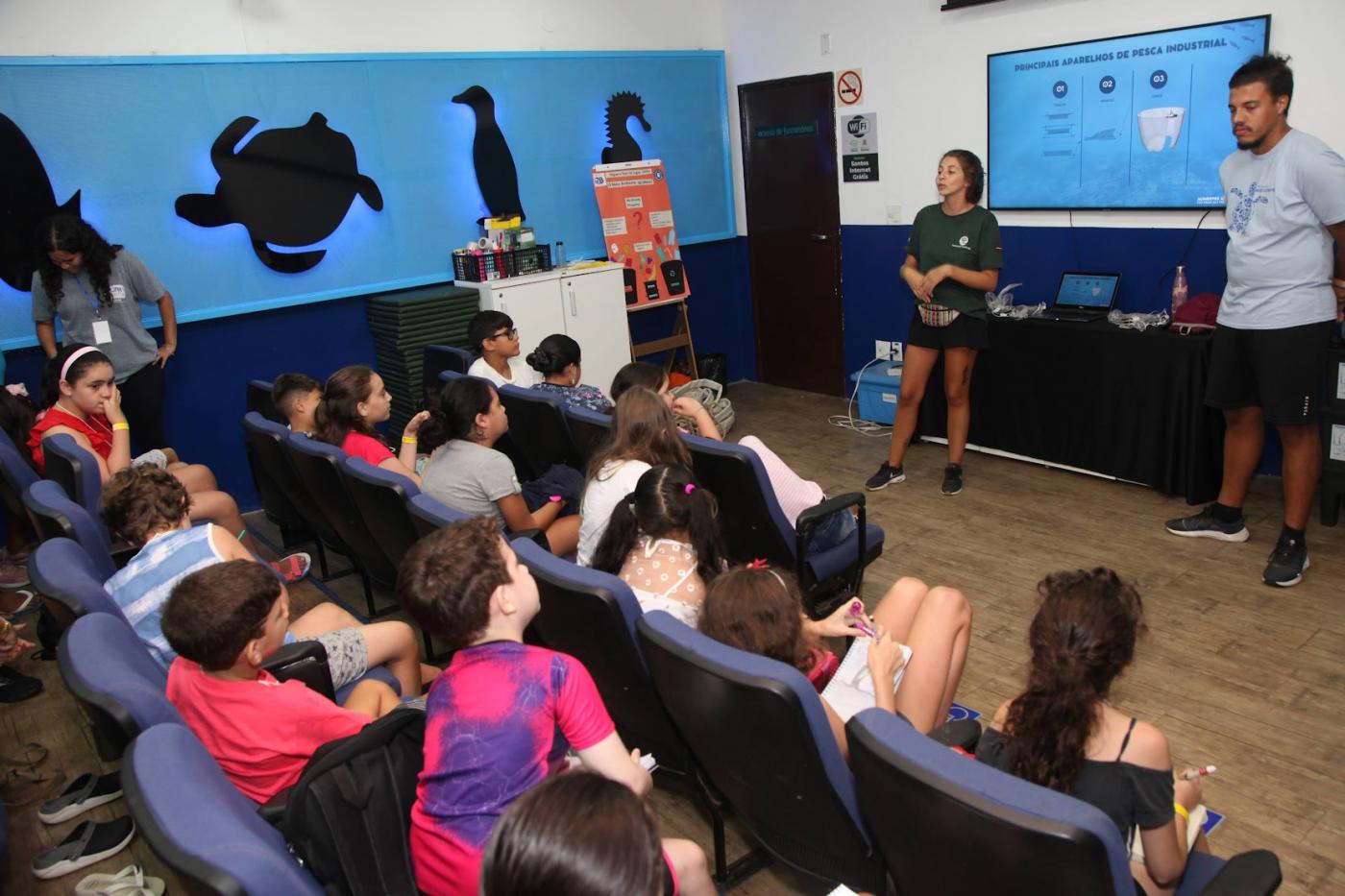 Crianças participam de oficina educativa no Aquário de Santos durante programação de férias