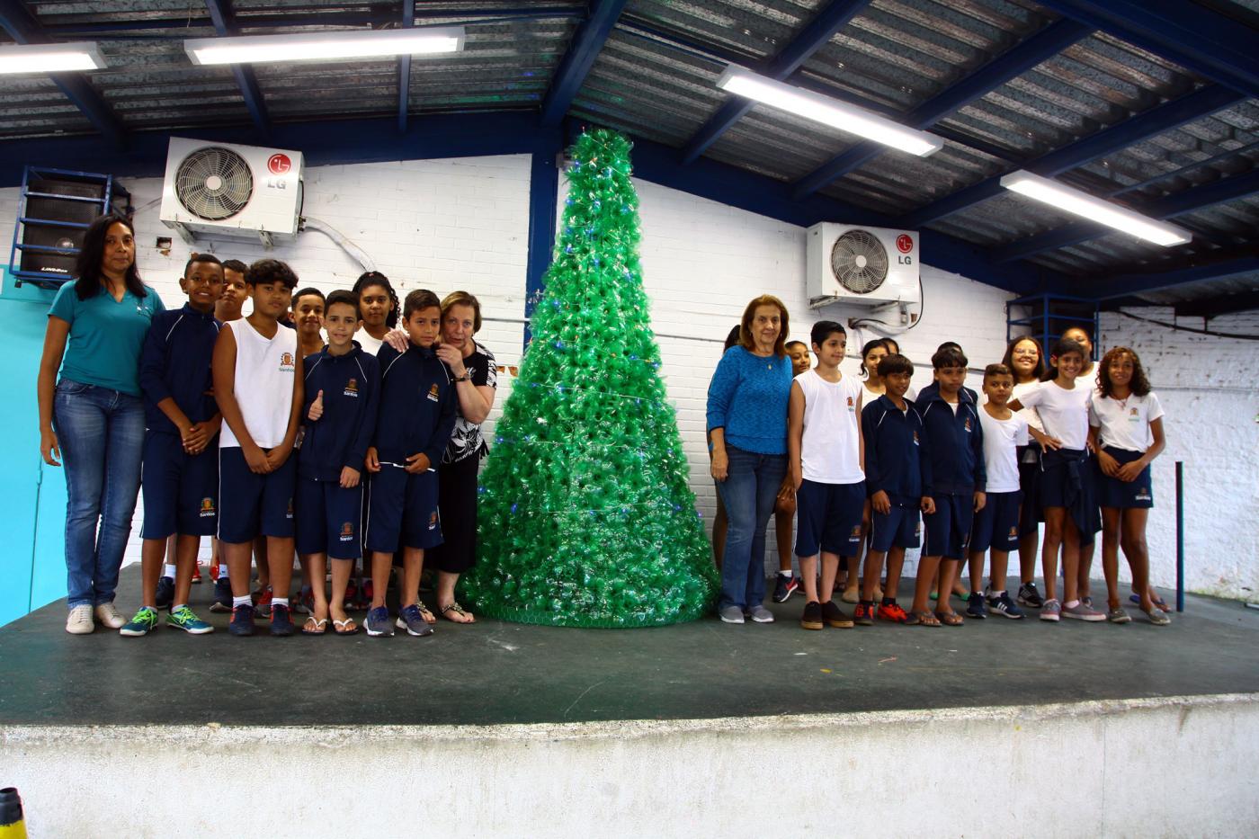 Escola Pedro Crescenti recebe árvore de Natal feita com garrafas PET | Prefeitura de Santos Escola Pedro Crescenti recebe árvore de Natal feita com garrafas PET | Prefeitura de Santos