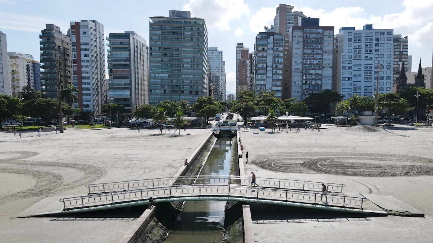 visão mostra prédios tortos da orla #paratodosverem