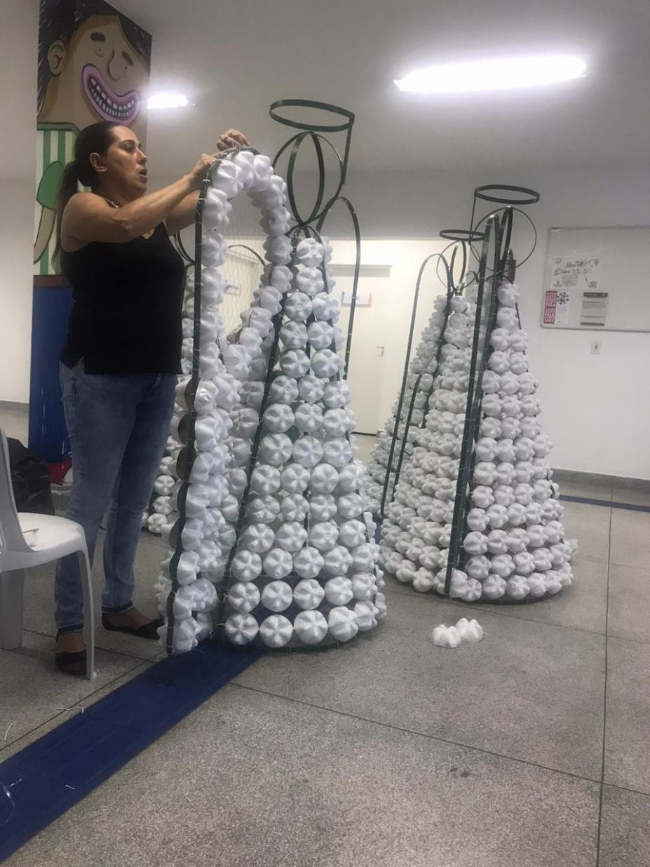 Anjos feitos com material reciclável complementam decoração de Natal na orla de Santos | Prefeitura de Santos Anjos feitos com material reciclável complementam decoração de Natal na orla de Santos | Prefeitura de Santos