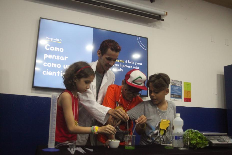 Crianças participam de atividade educativa no Aquário de Santos durante curso de férias.