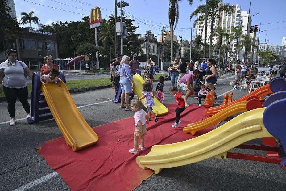 crianças brincando no vem pra orla #paratodosverem