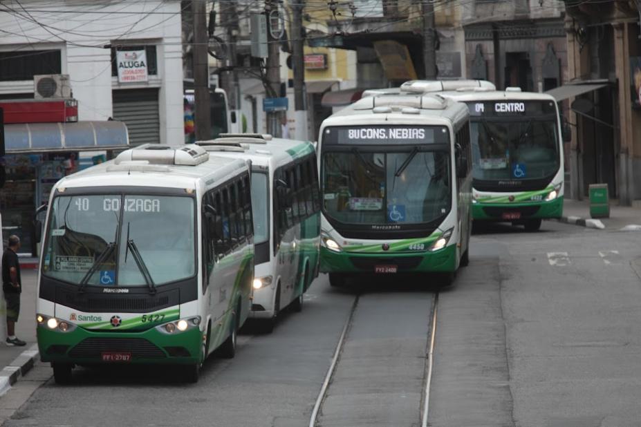 Ônibus e van de turismo são multados por estacionarem de maneira irregular  em Santos, Santos e Região