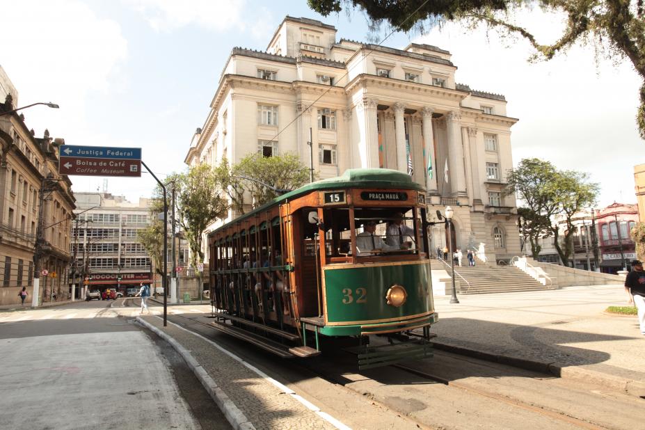 bonde passando pela praça mauá na frente da prefeitura #paratodosverem