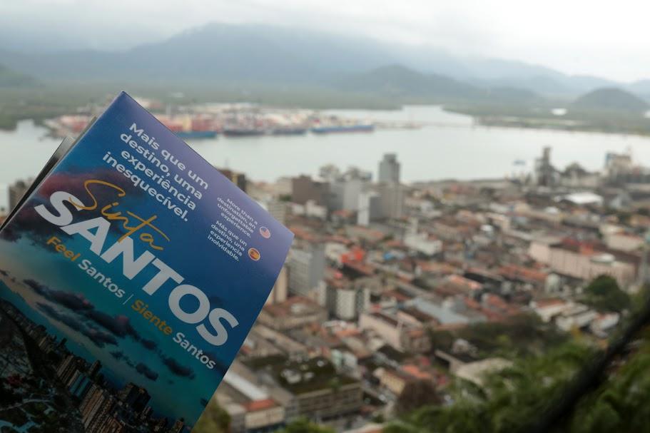 panfleto com paisagem ao fundo #paratodosverem