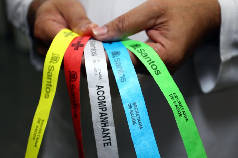 Prontos-socorros passam a identificar com pulseiras | Prefeitura de Santos