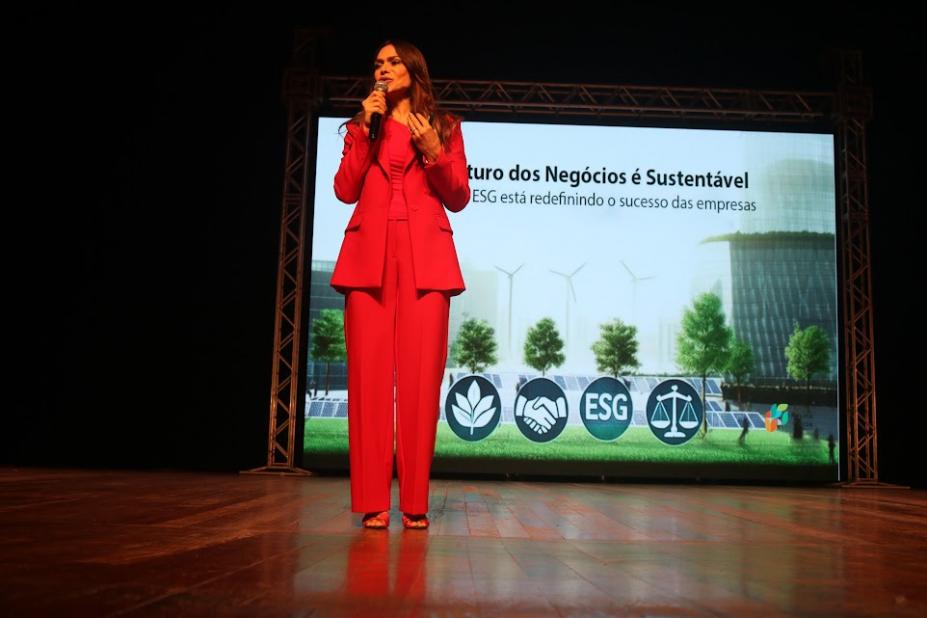 pessoa em pé falando em um palco #paratodosverem