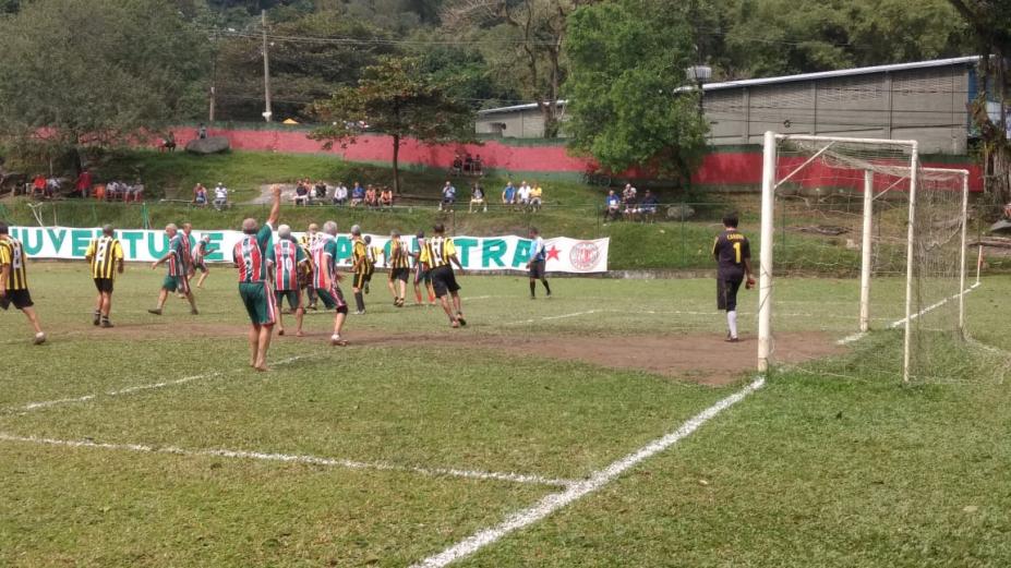 Jogo do futebol amador em Santos