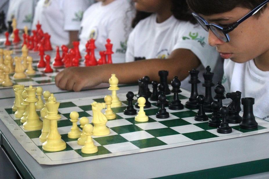 Jogo de Xadrez: Dois homens estão jogando xadrez. Eles já jogaram